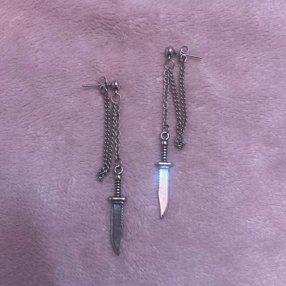 Hot Topic knife earrings chain close 🔪